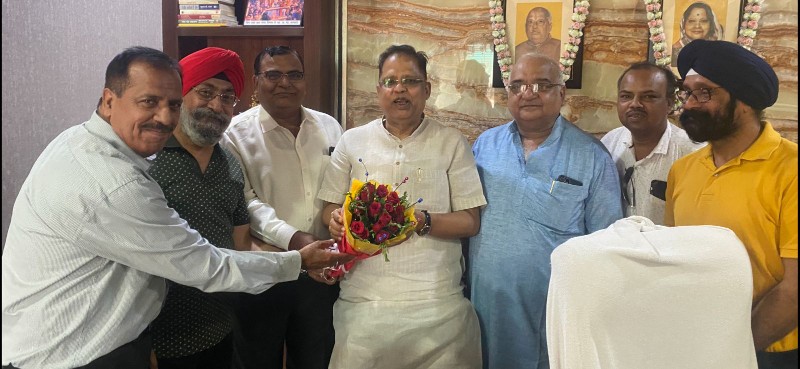 लायंस क्लब के पदाधिकारी शपथ ग्रहण समारोह में आमंत्रित करने अमर अग्रवाल के पास पहुंचे —–
