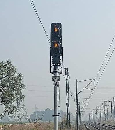 ऑटोमेटिक सिग्नलिंग प्रणाली- नए दौर का आगाज तथा गति व क्षमता वृद्धि के साथ साथ समयबद्धता के लिए वरदान*  *इस नई तकनीक से एक सेक्शन में एक साथ एक से अधिक ट्रेनें हो रही हैं परिचालित*