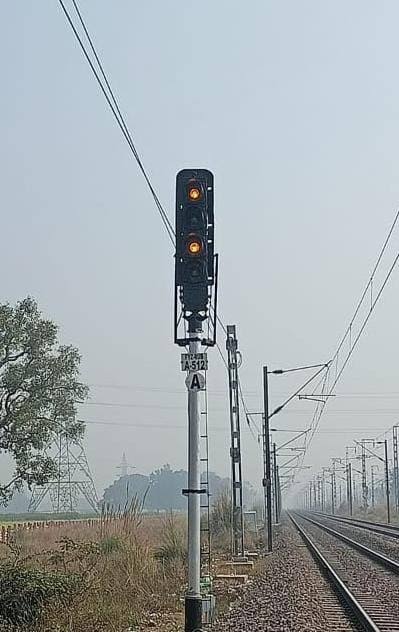 ऑटोमेटिक सिग्नलिंग प्रणाली- नए दौर का आगाज तथा गति व क्षमता वृद्धि के साथ साथ समयबद्धता के लिए वरदान*  *इस नई तकनीक से एक सेक्शन में एक साथ एक से अधिक ट्रेनें हो रही हैं परिचालित*