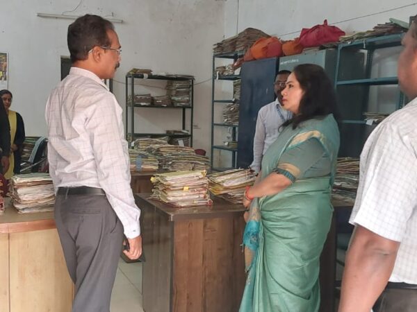 *सरगुजा संभागायुक्त श्रीमती शिखा राजपूत तिवारी ने आयुक्त कार्यालय और न्यायालय का किया निरीक्षण*