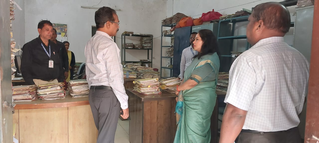 *सरगुजा संभागायुक्त श्रीमती शिखा राजपूत तिवारी ने आयुक्त कार्यालय और न्यायालय का किया निरीक्षण*