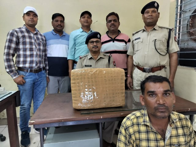 बड़ी न्यूज: रेल सुरक्षा बल रायपुर ने मुखबिर की सूचना पर एक तस्कर से एक लाख रु.से ऊपर का गांजा पकड़ा