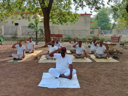 योग दिवस  पर रेसुब पोस्ट भाटापारा तथा चौकी तिल्दा नेवरा में मुख्य स्टेशन प्रबंधक, स्वास्थ्य निरीक्षक के साथ बल सदस्यों ने योग किया