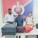 वन्दे भारत ट्रेन में छूटा लाखो का सामन रेल मदद की सूचना पर रेसुब बिलासपुर ने किया बरामद  परिजन को बुलाकर सौंपा