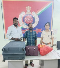 वन्दे भारत ट्रेन में छूटा लाखो का सामन रेल मदद की सूचना पर रेसुब बिलासपुर ने किया बरामद  परिजन को बुलाकर सौंपा