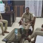 ट्रेनी आईपीएस को आईजी और एसपी के सामने परेड हुई. पत्रकार  से माफी मांगी