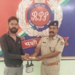 रेल सुरक्षा बल बिलासपुर ने प्लेटफॉर्म में गिरे लेडिस पर्स को यात्री को 27 हजार मूल्य का सामान के साथ लौटाया