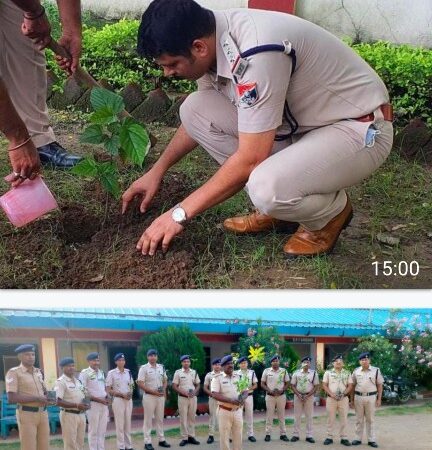 रेलवे सुरक्षा बल गोंदिया प्रभारी ने स्टाफ के साथ   वृक्षारोपन किया