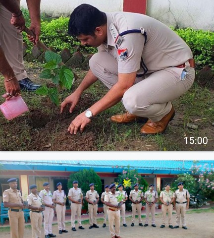 रेलवे सुरक्षा बल गोंदिया प्रभारी ने स्टाफ के साथ   वृक्षारोपन किया