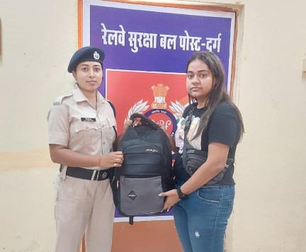 रेल सुरक्षा बल दुर्ग ने सुपरफास्ट ट्रेन में छूटे यात्री के हजारों के सामान को किया सुपुर्द
