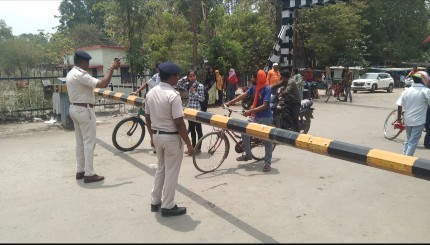 यात्री सुरक्षा के तहत रेल सुरक्षा बल ने चक्रधर नगर समपार फाटक में चलाया जागरूकता अभियान