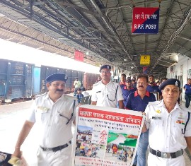 *बिलासपुर स्टेशन में नुक्कड़ नाटक तथा रैली के माध्यम से यात्रियों को दी गई संरक्षा संबंधी जानकारी *