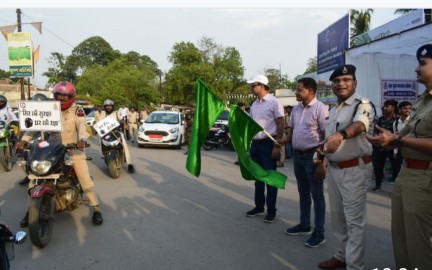 *सड़क सुरक्षा जागरूकता अभियान में कलेक्टर और एसएसपी ने दुपहिया वाहन चालकों में वितरण किये हेल्मेट*…..