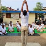 विश्व योग दिवस के दिन रेसुब गोंदिया ने बैरक में किया योग अभ्यास बरोनी गोंदिया एक्सप्रेस में जनजागरूकता हेतु यात्रियों के मध्य पम्पलेट वितरित किये गोंदिया