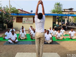 विश्व योग दिवस के दिन रेसुब गोंदिया ने बैरक में किया योग अभ्यास बरोनी गोंदिया एक्सप्रेस में जनजागरूकता हेतु यात्रियों के मध्य पम्पलेट वितरित किये गोंदिया