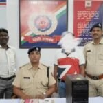 एक ई – टिकट दलाल रेल सुरक्षा बल के हत्थे चढ़ा आधा लाख से उपर से अवैध तरीके से बने 11 नग आरक्षित ई – टिकट बरामद