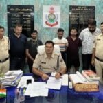 रायगढ़ में ऑनलाइन सट्टा खिलाने वालों पर चला पुलिस का डंडा   ● *ऑनलाइन सट्टा खिलाते पकड़े  5 आरोपी से 6 मोबाइल और नकदी जप्त, साइबर सेल, चक्रधरनगर और कोतवाली पुलिस ने मारा छापा