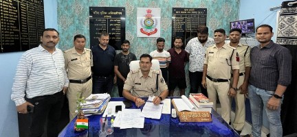 रायगढ़ में ऑनलाइन सट्टा खिलाने वालों पर चला पुलिस का डंडा   ● *ऑनलाइन सट्टा खिलाते पकड़े  5 आरोपी से 6 मोबाइल और नकदी जप्त, साइबर सेल, चक्रधरनगर और कोतवाली पुलिस ने मारा छापा