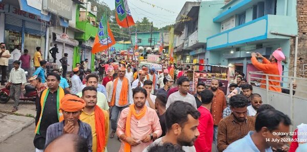 चिरमिरी में भाजपाइयों ने निकाली कांग्रेस के भ्रष्टाचार की भव्य बारात  विधायक महापौर का मुखौटा पहनकर दूल्हा दुल्हन की भूमिका निभाने वालों ने भी किया अनोखी कला का प्रदर्शन