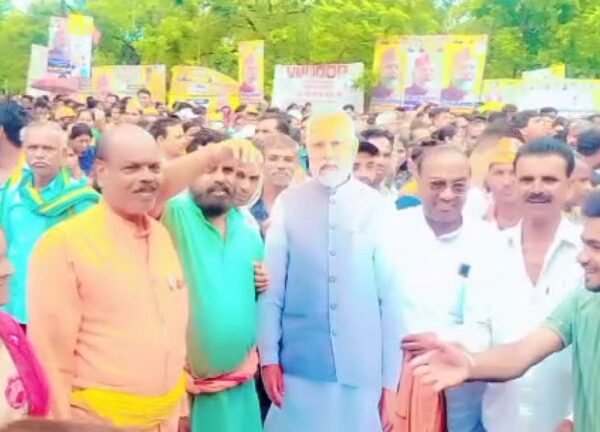 मोदी की सभा में करगी रोड कोटा के भाजपा कार्यकर्त्ता वेंकट अग्रवाल के नेतृत्व में रायपुर पहुंचे
