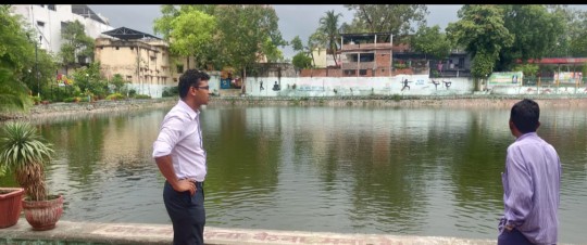 कमिश्नर चंद्रवंशी ने लिया तालाब सौंदर्यीकरण और निर्माण कार्यों का जायजा 0 निर्माण कार्यों में तेजी लाने के दिए निर्देश
