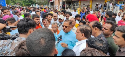 तीन मंजिला भवन हुई धराशायी, पूर्व मंत्री अमर अग्रवाल ने प्रशासन से की उचित मुआवजे एवं घटना की जांच करने की मांग*