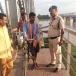 निपानिया दगोरी के मध्य शिवनाथ रेलवे ब्रिज पर सायकिल से पैदल पार करने वालो को रेल सुरक्षा बल भाटापारा ने रोककर दिया समझाइश
