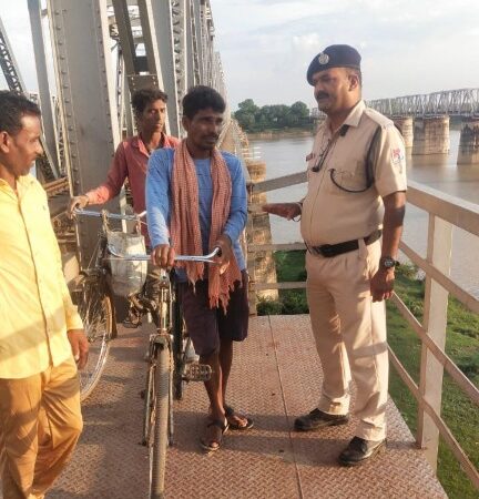निपानिया दगोरी के मध्य शिवनाथ रेलवे ब्रिज पर सायकिल से पैदल पार करने वालो को रेल सुरक्षा बल भाटापारा ने रोककर दिया समझाइश