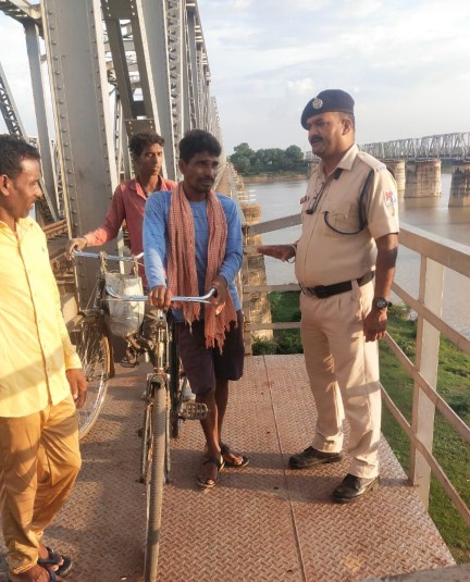 निपानिया दगोरी के मध्य शिवनाथ रेलवे ब्रिज पर सायकिल से पैदल पार करने वालो को रेल सुरक्षा बल भाटापारा ने रोककर दिया समझाइश