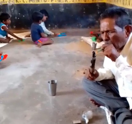 भरतपुर विकास खण्ड के शा. स्कूल में बच्चों के सामने शिक्षक का गांजा पीने का वीडियो सोशल मीडिया में हुआ वायरल – देखें वीडियो… डीईओ ने प्रधान पाठक को निलंबन आदेश पकड़ाया