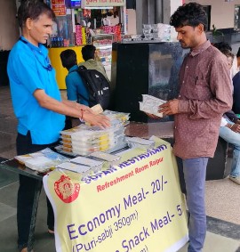 *“दक्षिण पूर्व मध्य रेलवे के बिलासपुर, रायपुर एवं गोंदिया स्टेशन में जनरल कोच के समीप उपलब्ध करवाए गए है जन आहार के स्टॉल”*