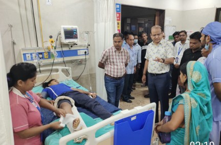 घरघोड़ा में स्कूली बस को ट्रक ने मारी टक्कर, कलेक्टर श्री सिन्हा ने तत्काल शुरू कराया राहत एवम बचाव कार्य*