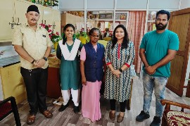 होली क्रास स्कूल की एक गरीब छात्रा ज्यादा फीस से हताश हो पढ़ाई छोड़ने के मन बना चुके को सहारा दिया एक नया सवेरा फॉउंडेशन