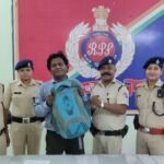 वन्देभारत ट्रेन में यात्री के छूटे बैग को दुर्ग आरपीएफ ने सकुशल लौटाया, बैग में 1लाख30 हजार रु.का समान रहा