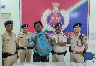 वन्देभारत ट्रेन में यात्री के छूटे बैग को दुर्ग आरपीएफ ने सकुशल लौटाया, बैग में 1लाख30 हजार रु.का समान रहा