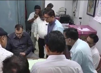 *संभागायुक्त श्री भीमसिंह ने जिला कार्यालय सहित एसडीएम, तहसील कार्यालय का किया निरीक्षण*तहसीलदार के रीडर और नकल शाखा के प्रभारी को शोकाज नोटिस*