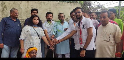 जिला सहकारी केंद्रीय बैंक नेहरू चौक में अध्यक्ष प्रमोद नायक ने किया वृक्षारोपण