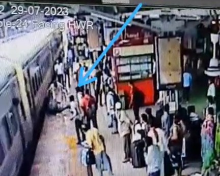 रेलवे सुरक्षा बल/रायपुर के बल सदस्यों ने फिर दिया मानवता का परिचय, चलती ट्रेन में चढ़ने के दौरान बुजुर्ग का पैर फिसला बाल बाल बचा