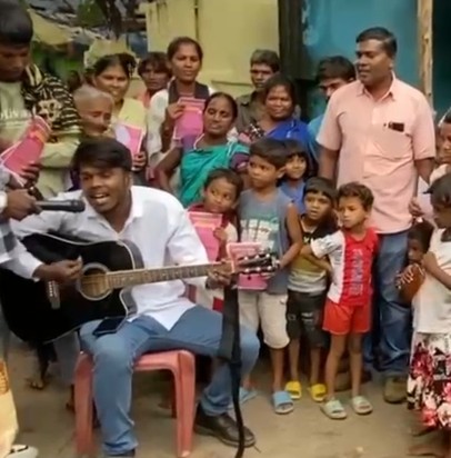 *गीत-संगीत के माध्यम से झुग्गी बस्तियों में नशा मुक्ति का दे रहे है संदेश*