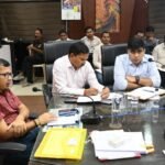 *अवैध अतिक्रमण पर करें सख्त कार्यवाही: कलेक्टर*   *कलेक्टर ने की टीएल बैठक में फ्लैगशीप योजनाओं की गहन समीक्षा*