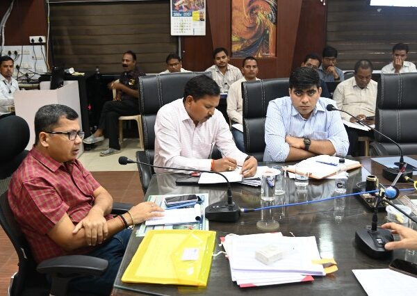 *अवैध अतिक्रमण पर करें सख्त कार्यवाही: कलेक्टर*   *कलेक्टर ने की टीएल बैठक में फ्लैगशीप योजनाओं की गहन समीक्षा*