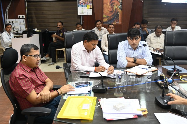 *अवैध अतिक्रमण पर करें सख्त कार्यवाही: कलेक्टर*   *कलेक्टर ने की टीएल बैठक में फ्लैगशीप योजनाओं की गहन समीक्षा*