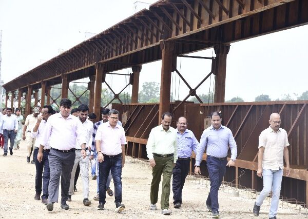 *कलेक्टर श्री संजीव झा ने अरपा तट संवर्धन योजना के कार्यों का किया निरीक्षण*   *गुणवत्ता के साथ समय-सीमा में कार्य पूर्ण करने दिए निर्देश*