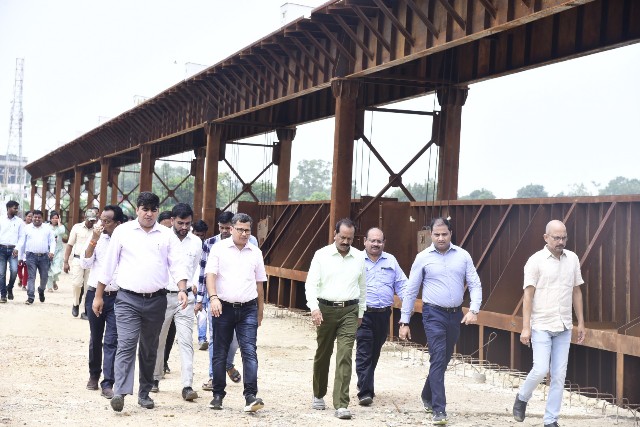*कलेक्टर श्री संजीव झा ने अरपा तट संवर्धन योजना के कार्यों का किया निरीक्षण*   *गुणवत्ता के साथ समय-सीमा में कार्य पूर्ण करने दिए निर्देश*