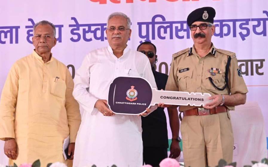 *सुरक्षा और शांति बनाए रखने में पुलिस सेवा की अहम भूमिका: मुख्यमंत्री श्री बघेल*  *मुख्यमंत्री ने माना में आधुनिक कंपोजिट इंडोर फायरिंग रेंज ‘लक्ष्य’ का किया शुभारंभ*