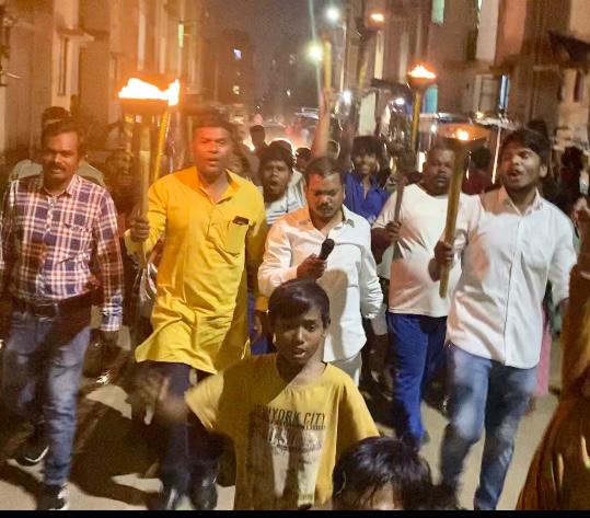 *नशा से समाज को आजाद करने निकाला मशाल जुलूस*  *आजादी के महापर्व 15 अगस्त के पूर्व संध्या नशा के खिलाफ मशाल जुलूस का महिलाओं ने किया जोरदार स्वागत*