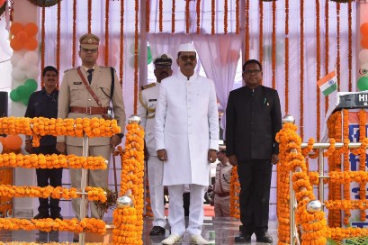 हर्षोल्लास के साथ गरिमामय वातावरण में मनाया गया स्वतंत्रता दिवस  विधानसभाध्यक्ष डॉ. चरणदास महंत ने किया ध्वजारोहण