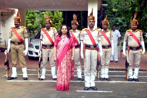 सरगुजा संभागीय मुख्यालय अम्बिकापुर स्थित कमिश्नर कार्यालय में संभागायुक्त  शिखा राजपूत तिवारी ने ध्वजारोहण किया