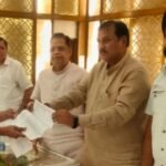 बिलासपुर टेंट व्यापारी संघ ने भाजपा घोषणा समिति संयोजक विजय बघेल और अमर अग्रवाल को ज्ञापन सौंपा