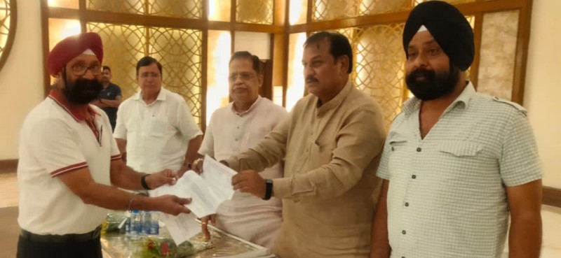 बिलासपुर टेंट व्यापारी संघ ने भाजपा घोषणा समिति संयोजक विजय बघेल और अमर अग्रवाल को ज्ञापन सौंपा